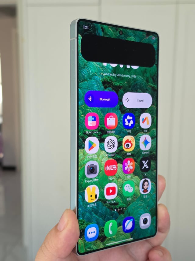 Samsung Flex Magic Pixel technology showing selective privacy blocking only on notification area