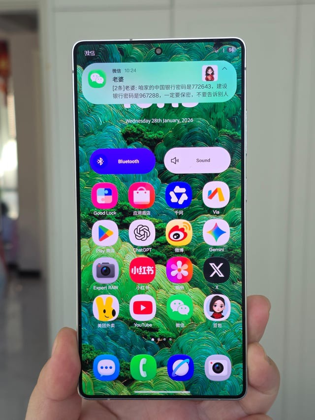 Traditional privacy screen showing full display dimming from side angle